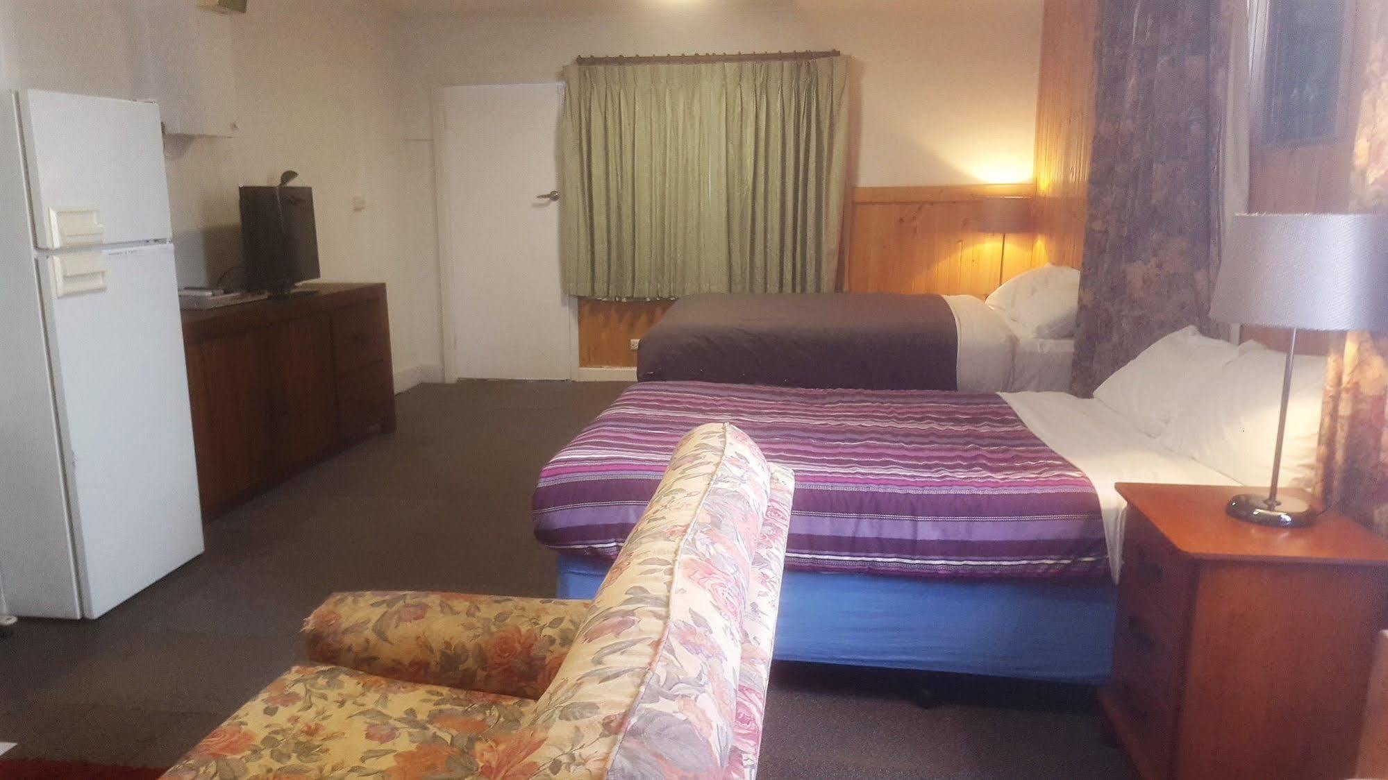 Clunes Motel Eksteriør bilde